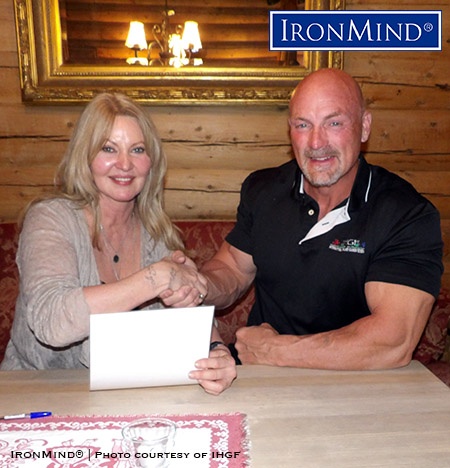 Continuing to expand their partnership, the International Highland Games Federation (IHGF) has signed an agreement with Fefor Hoyfjells Hotel for 2016.
Anne Grethe Horten (left), owner of the Fefor Hotel and Francis Brebner (right) CEO of the IHGF, will be extending their collaboration in 2016. IronMind® | Photo courtesy of IHGF