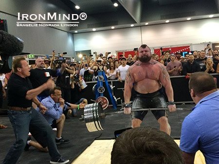 “Pro Strongman is one of the major events within the Arnold Australia sports festival and we had a top field this year: Brian Shaw (who won in Ohio) lead the strong field,” said contest organizer Bill Lyndon told IronMind. Eddie Hall pulls a strongman world record deadlift of 462 kg, with Arnold (left) and Rob Frampton cheering as Colin Bryce calls the action. IronMind® | Angelie Honrada Lyndon photo