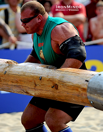 Derek Poundstone came into the World’s Strongest Man 2010 beat up, but he decided that rather than sit out a contest he was unlikely to win, he’d persevere and give it his best shot—just as he always does.  IronMind® | Randall J. Strossen photo.