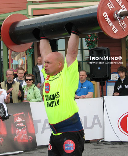 105-kg Strongman World Champion Janne Hartikainen in the log lift in the 2009 Finland´s Strongest Man.  IronMind® | Photo courtesy of Strongest Man in Finland Association.