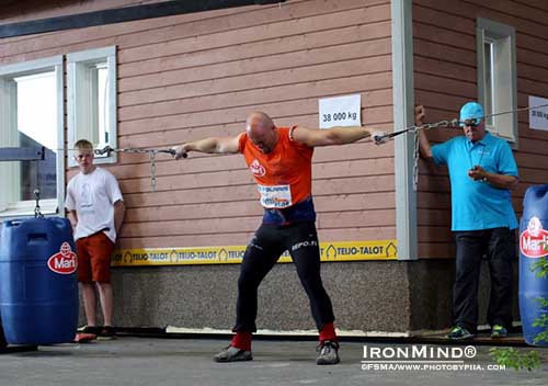Under 105 kg and overall points winner Janne Hartikainen in the Hercules hold. Behind Janne is the house the ladies pulled, all 38,000 kg of it..  ©Finland´s Strongest Man Association/www.photobypiia.com.