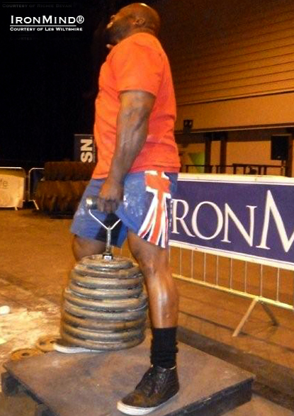 Mark Felix uncorked this 146.75 kg lift to officially break the men’s Rolling Thunder world record by a whopping 20-plus pounds.  IronMind® | Photo courtesy of Les Wiltshire.