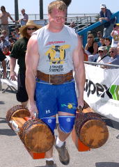 Phil Pfister pounds the pavement with a couple of heavy ones at the 2004 Battle of Muscle Beach (Venice, California). IronMind® | Randall J. Strossen, Ph.D. photo.