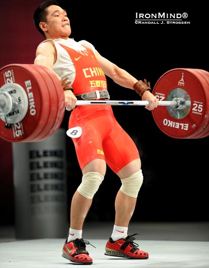 Tang Deshang pulls himself under 186 kg for the clean and jerk that gave him the overall victory in the men’s 69-kg class at the World Weightlifting Championships.  IronMind® | Randall J. Strossen photo.