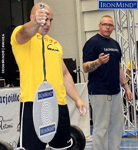 Jaakko Nikkilä (FIN) on the CoC Silver Bullet Hold at the 2017 US World Grip Championships, with Lucas Lindberg refereeing. IronMind® | ©WHEA