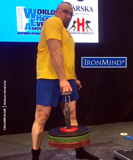 Finnish gripster Harri Tolonen recaptured the world record on the IronMind Hub with this lift of 44.80 kg. IronMind® | ©heavyevents