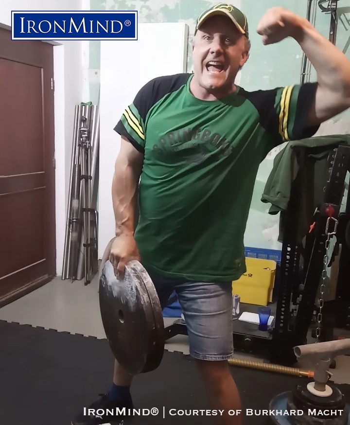 Stefan-Falke-Pinching-2-20kg-York-plates